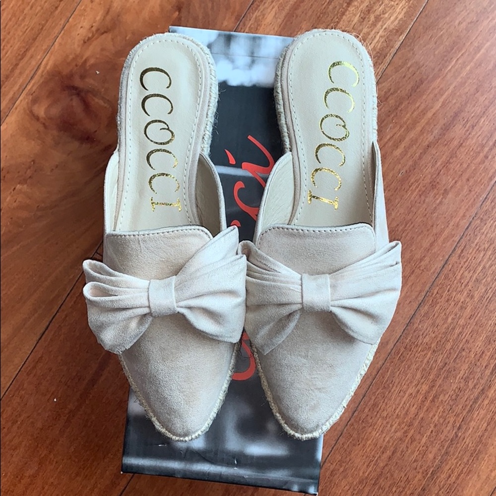 NWT Tan Slide on Flat with Bow